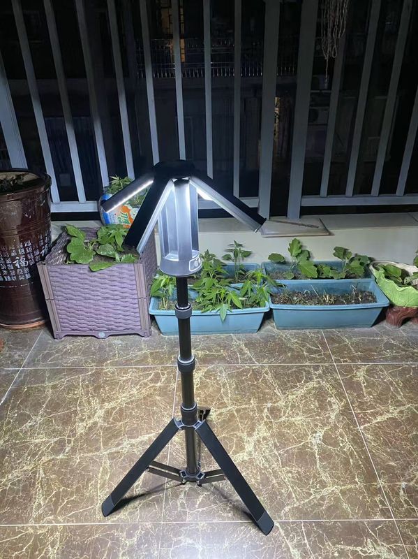 LED Tripod Light sourced from Chinese manufacturer