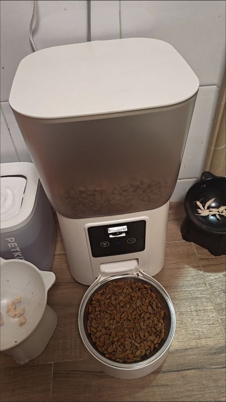 Smart Pet Feeder sourced from Chinese manufacturer